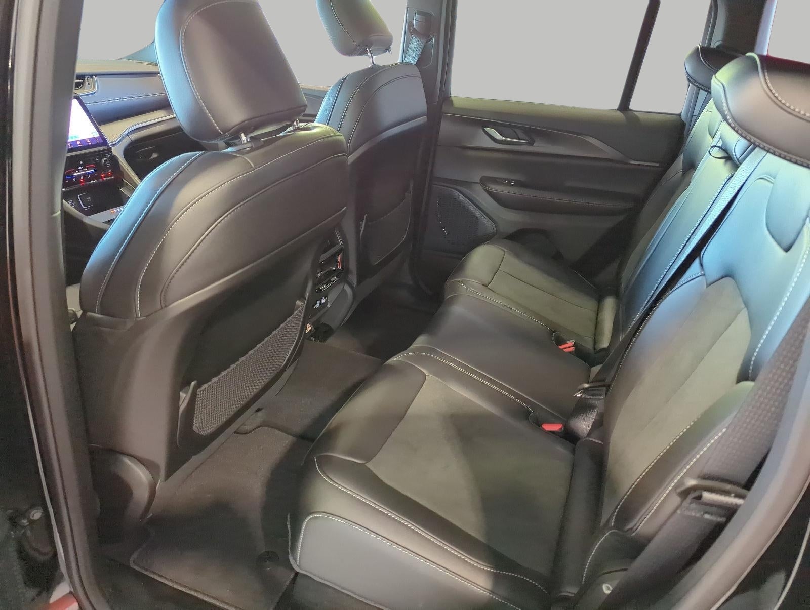 2027 Jeep Grand Cherokee GRAND CHEROKEE LAREDO X 4X4