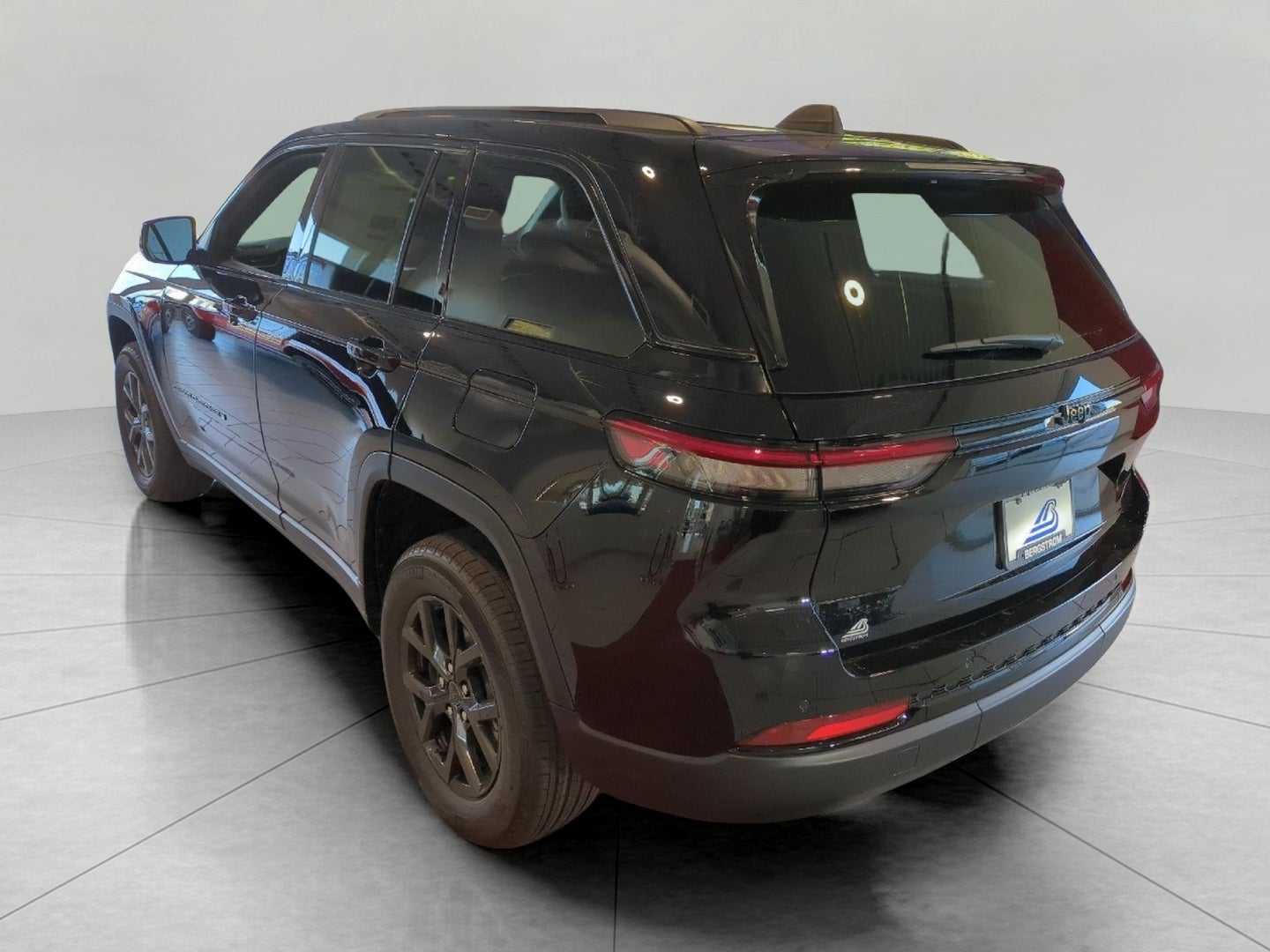 2027 Jeep Grand Cherokee GRAND CHEROKEE LAREDO X 4X4