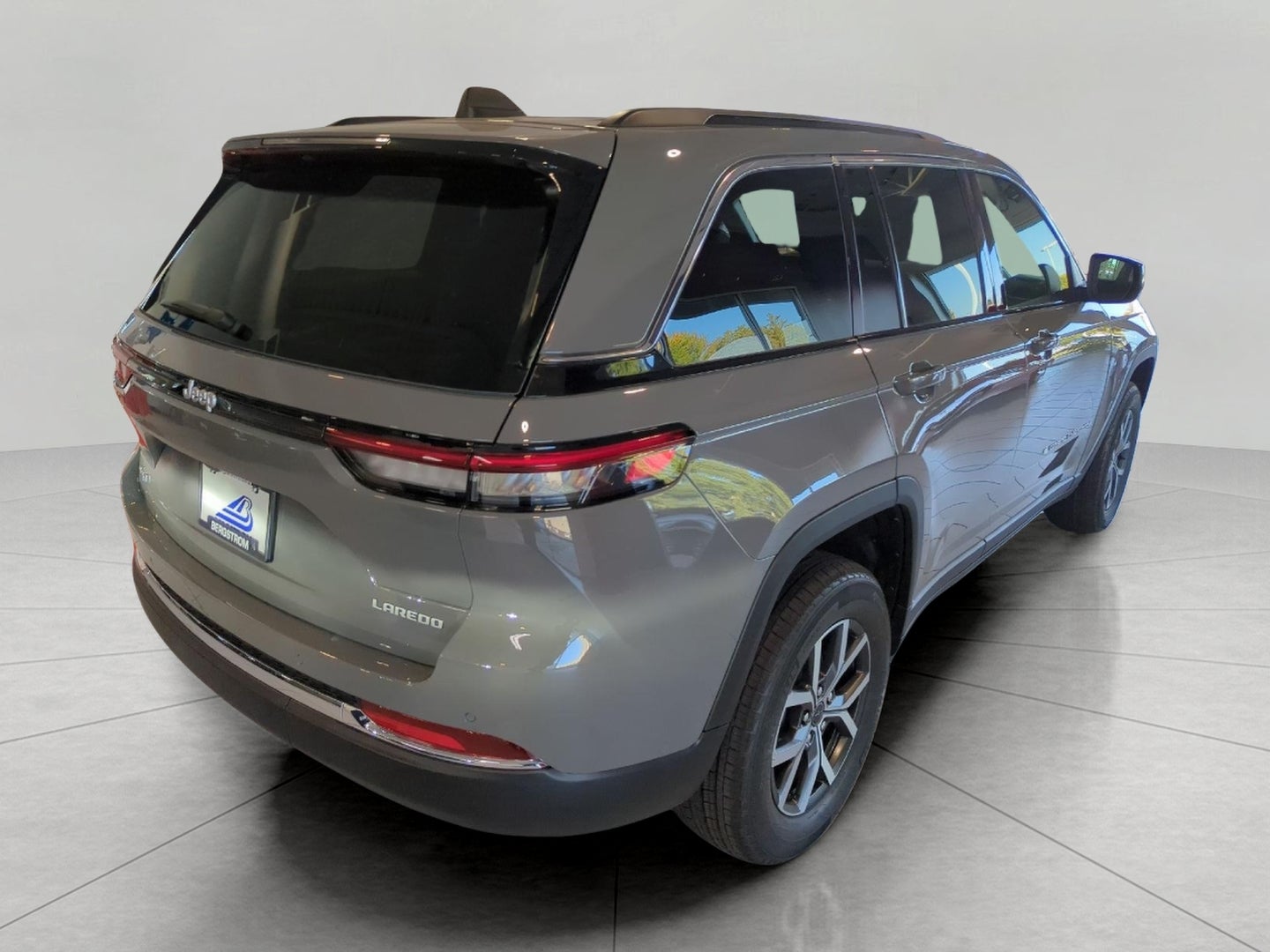 2027 Jeep Grand Cherokee GRAND CHEROKEE LAREDO 4X4