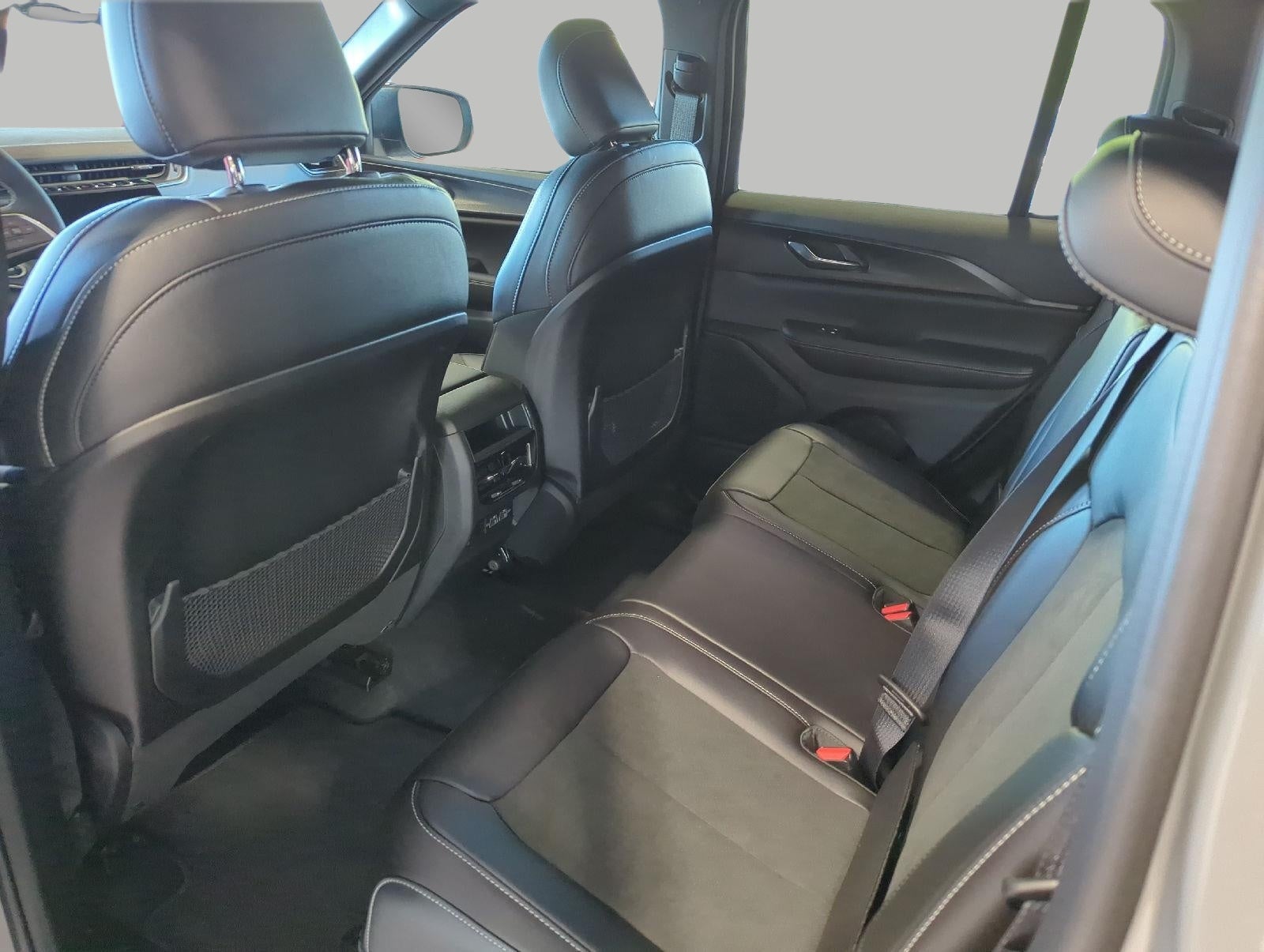 2027 Jeep Grand Cherokee GRAND CHEROKEE LAREDO X 4X4