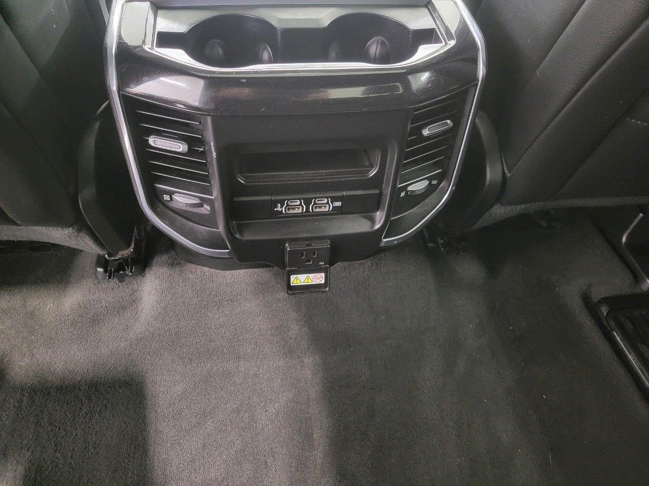 2020 RAM 1500 Laramie Crew Cab 4x4 5'7' Box