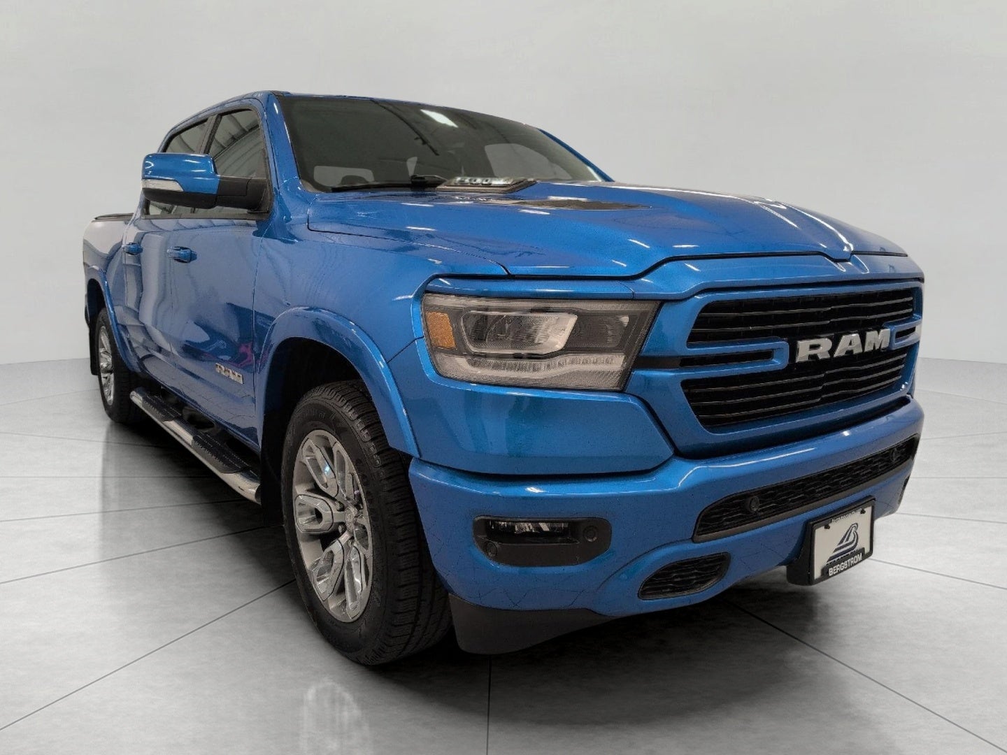 2022 RAM 1500 Laramie Crew Cab 4x4 5'7' Box