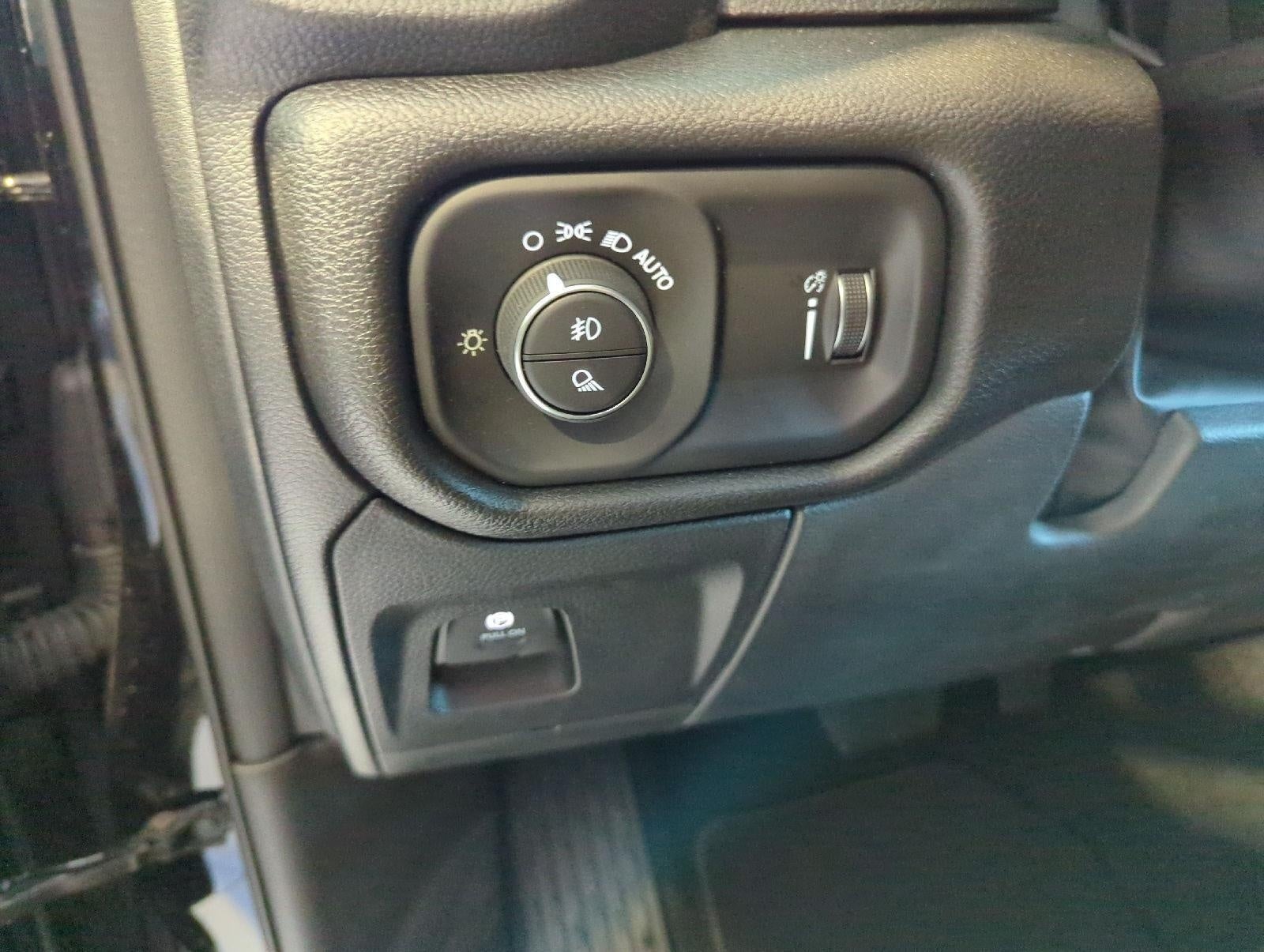 2026 RAM 1500 RAM 1500 EXPRESS CREW CAB 4X4 5'7' BOX