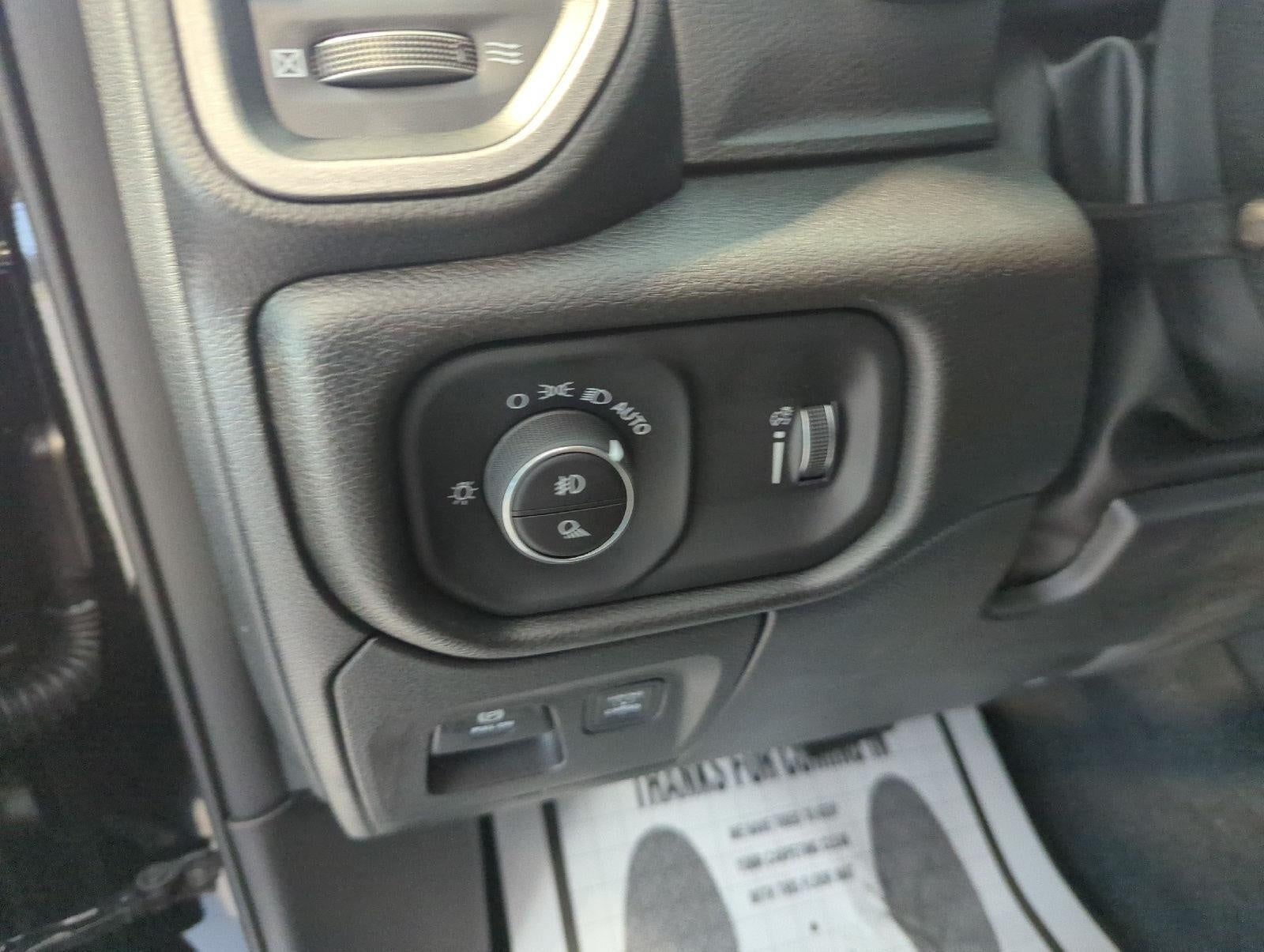 2027 RAM 1500 RAM 1500 EXPRESS CREW CAB 4X4 5'7' BOX