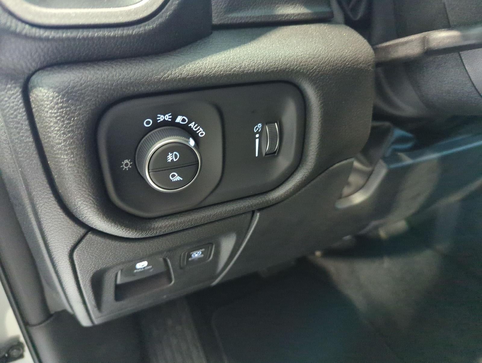 2027 RAM 1500 RAM 1500 EXPRESS CREW CAB 4X4 5'7' BOX