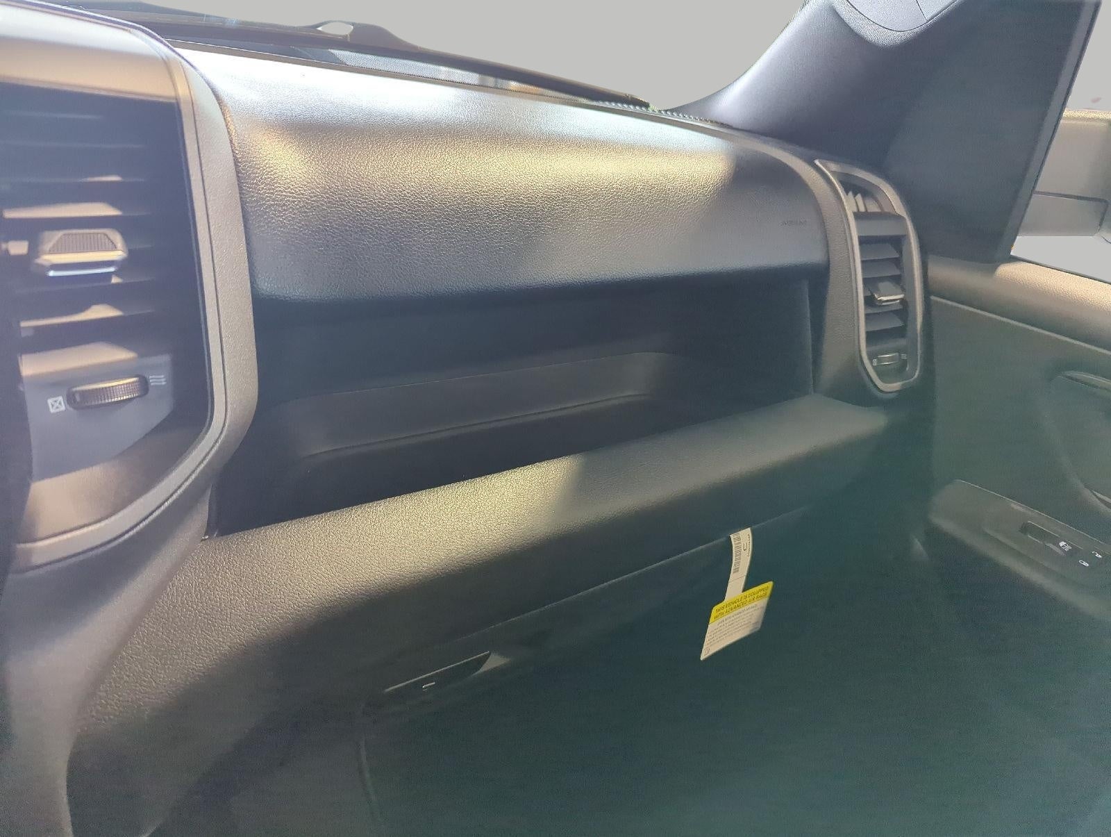 2027 RAM 1500 RAM 1500 EXPRESS CREW CAB 4X4 5'7' BOX