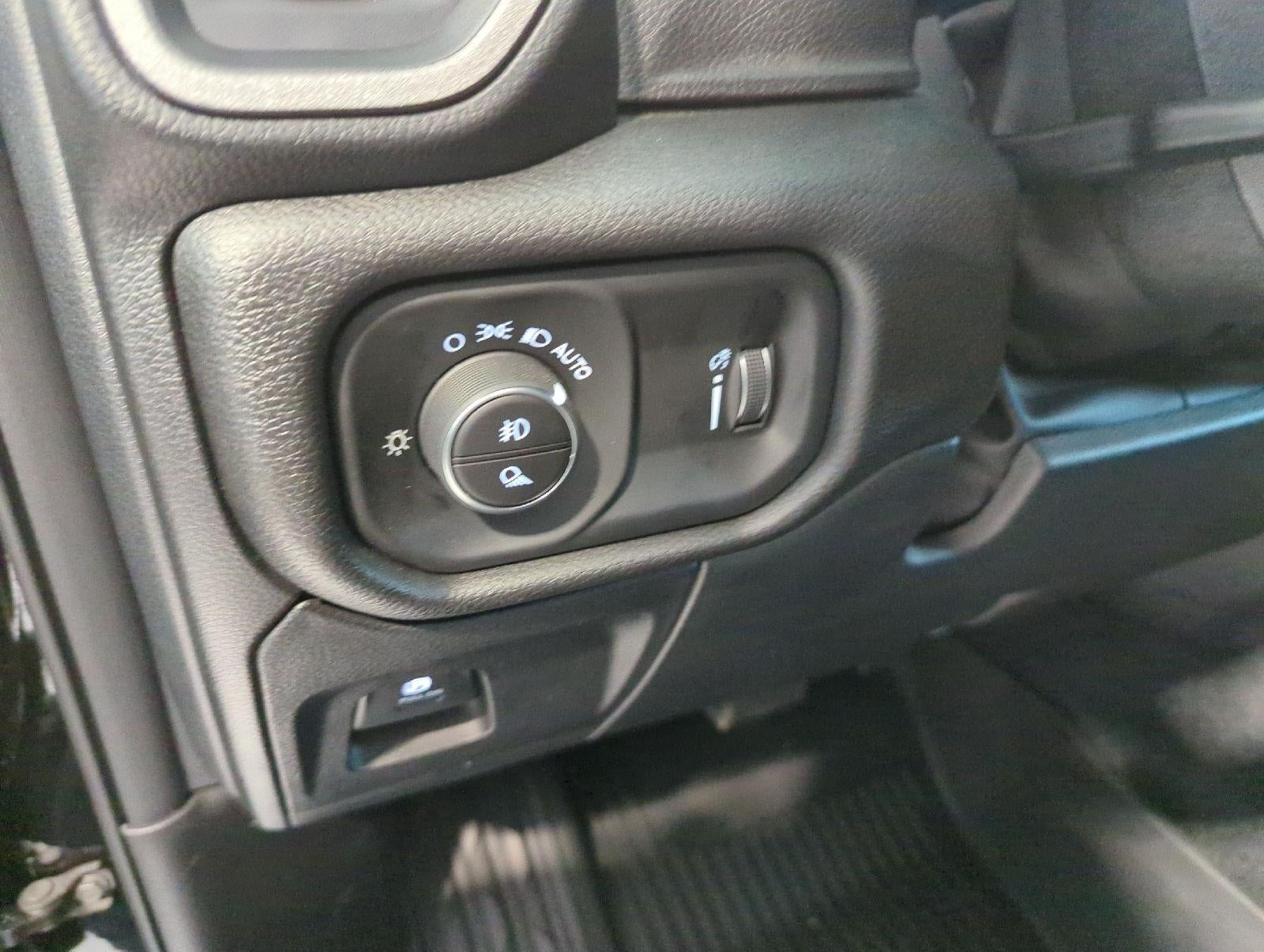 2027 RAM 1500 RAM 1500 WARLOCK CREW CAB 4X4 5'7' BOX