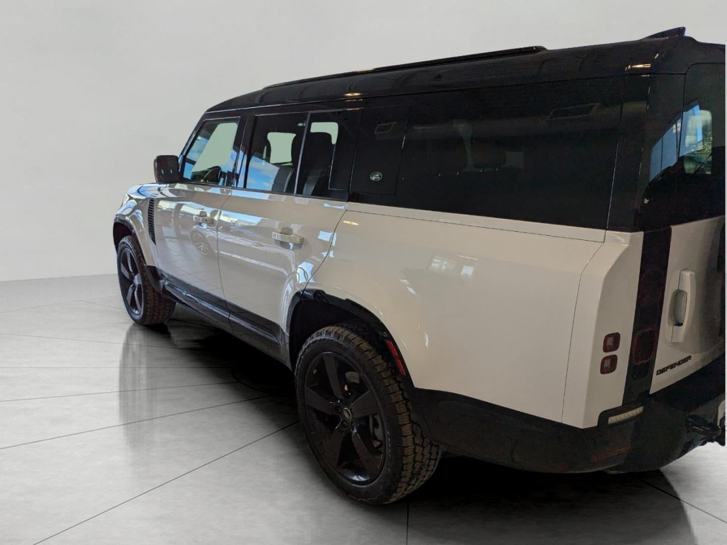 2024 Land Rover Defender 130 P400 X-Dynamic SE